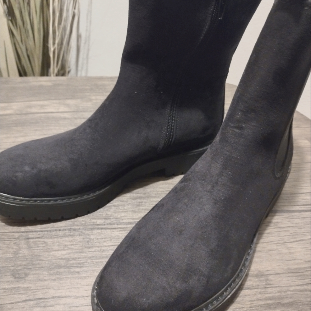 Beautiful trendy Black faux suede boots